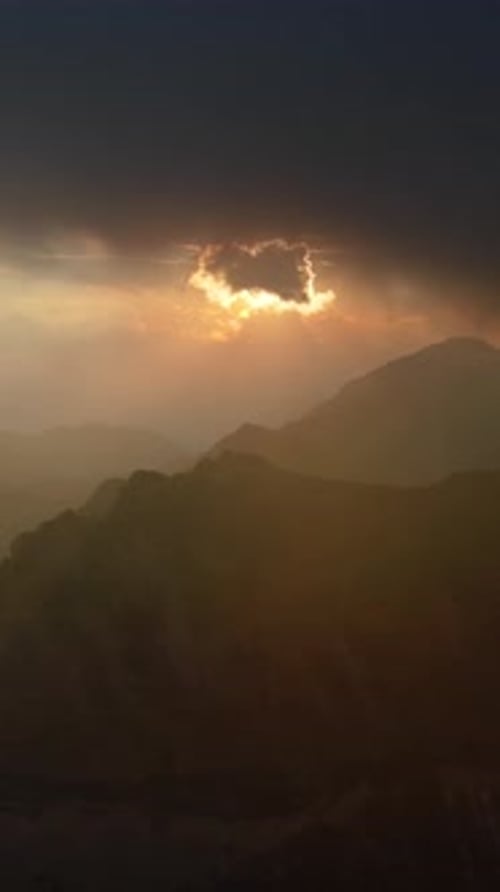 Sonnenuntergang, Berge und dramatisch Wolken