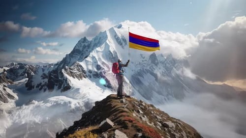 Alpiniste tenant le drapeau arménien au sommet de la montagne