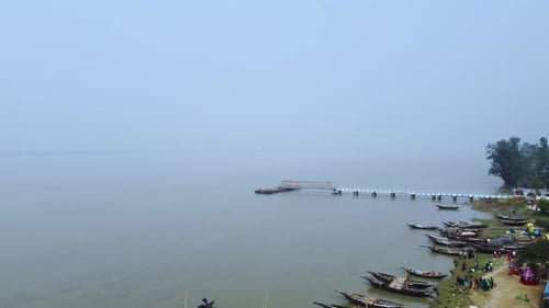 Lanza un hat en el río Ganges, en Bengala Occidental.