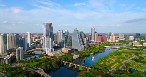 Hermosa vista aérea del horizonte de la ciudad moderna junto a un río tranquilo