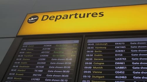 4k Flughafen-Abflugsboard Slider Shot Terminal Flughafen Airline Düsenflugzeug