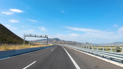 Zeitlupen-Roadtrip durch Europa, Blick aus der ersten Person auf ein fahrendes Auto auf einer Autobahn, Summer Mountains
