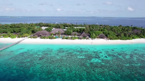Água cristalina turquesa e ilha verde das Maldivas
