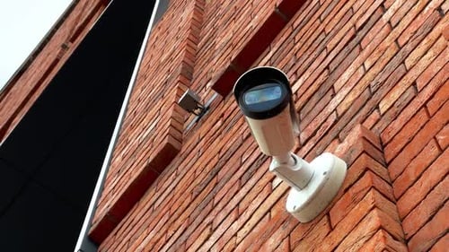 Protegendo a câmera de segurança CCTV do shopping center no exterior do shopping