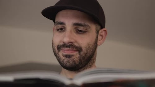 Attraktiver kaukasischer Mann studiert für die Universität. Innenaufnahme eines Jungen, der studiert.
Studie