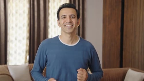 Glücklicher Inder beim Joggen