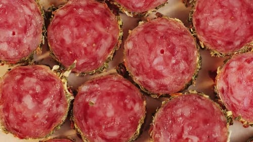 Mélange de saucisses de porc espagnoles, planche à découper et apéritif catalan appétissant : fuet jamon, chorizo et olives