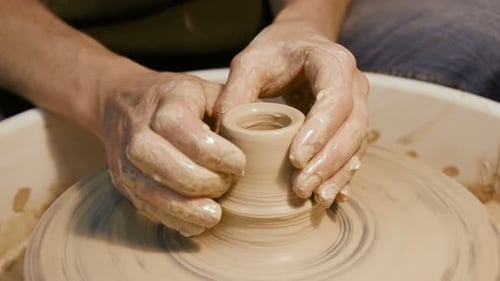 Processus de sculpture d'un artisan masculin sur la roue à poterie ronde en gros plan isolé. Artisanal Dextérité Cr...