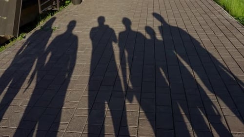Schatten von Menschen beim Gehen Videoaufnahmen von Menschen als Schatten