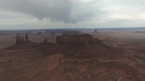 Vue aérienne des formations rocheuses de la Monument Valley