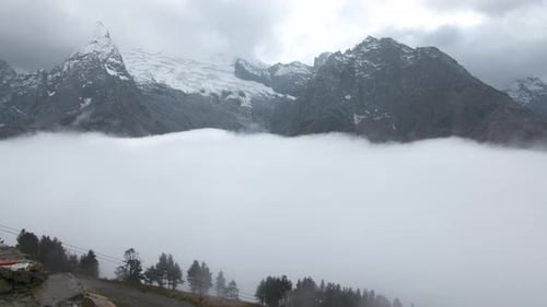 Survolez des sommets majestueux et un brouillard