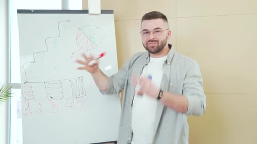 junger Geschäftsmann in Freizeitkleidung, Online-Meeting, Präsentation oder Schulung mit einer Laptop-Webcam