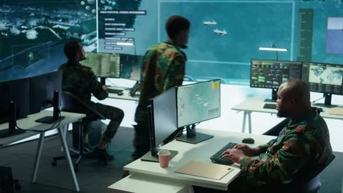 Especialistas en inteligencia del ejército que utilizan sistemas informáticos avanzados y datos satelitales