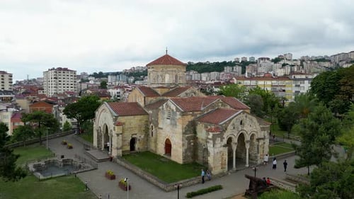 Luftaufnahme der Stadt Trabzon und der Ayasofia-Moschee in der Türkei