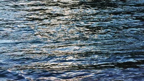 Plätscherndes Wasser sorgt während der Goldenen Stunde für heitere Reflexionen in einer ruhigen Umgebung