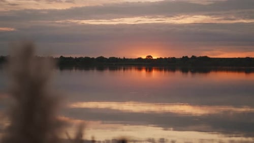 Sonnenuntergang an einem schönen, ruhigen Ort auf dem Land, See und Küste, am Abend, Sonnenuntergang oder Sonnenaufgang