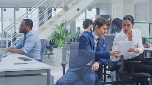 Une équipe diversifiée de chefs d'entreprise et de spécialistes travaille sur des ordinateurs de bureau avec deux rangées de tableaux