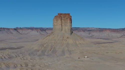 Un Zumbido de 70 mm en órbita lenta de cerca de un gran pilar rocoso monolítico conocido como Chimney Rock,
