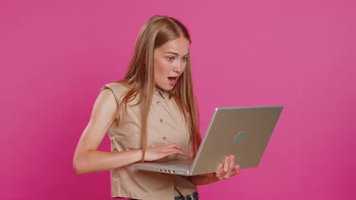 Обрадованная молодая женщина, работающая на ноутбуке, празднует успех, выигрывает деньги в лотерее и получает хорошие новости в Интернете