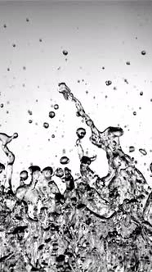 Las salpicaduras de agua suben y caen filmadas con una cámara de alta velocidad a 1000 fps