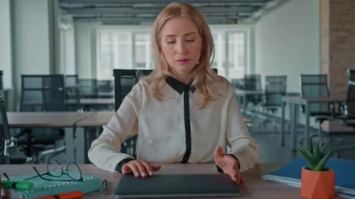 Manager surchargé de travail sur le lieu de travail