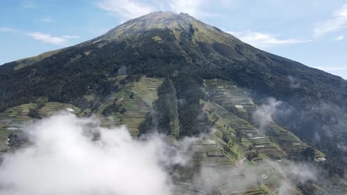 Belle vue aérienne ensoleillée du mont Sumbing, dans le centre de Java, en Indonésie.