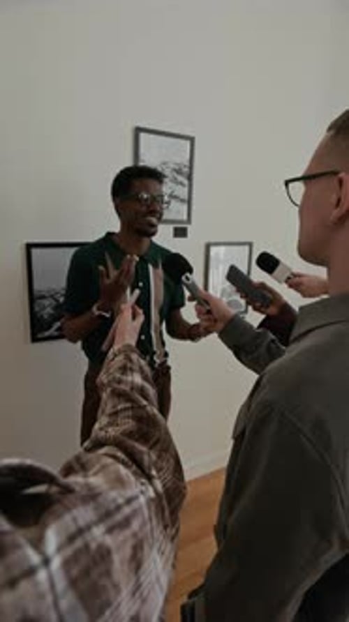 Un artiste noir donne une interview à des journalistes