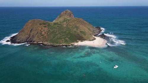 Praia de Lanikai nas belas Ilhas Mokulua, Havaí, foto aérea de círculo largo
