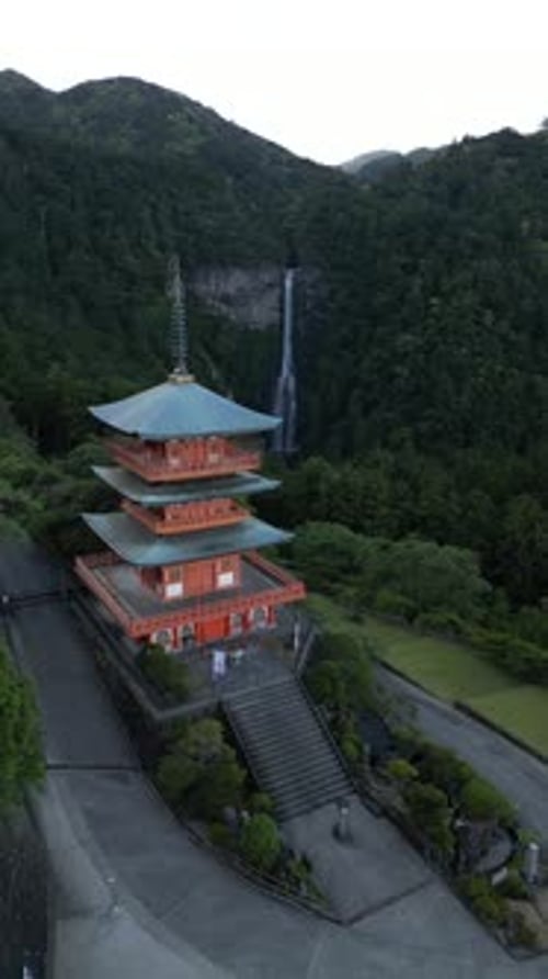 Pagode Seiganto-ji et cascade de Nachi no Taki sur la péninsule de Kii au Japon