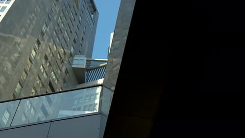 Urbaner Canyon mit Hochhäusern und klarem Himmel — modernes Design und Lofthaus