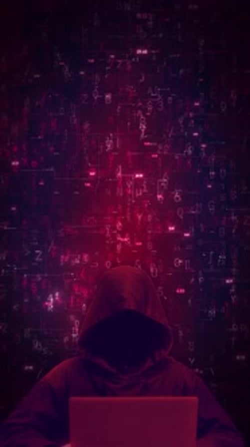 Hacker anônimo com capuz trabalhando em laptop com código binário em queda e efeito de falha