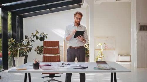 Erfahrener Designer nutzt Tablet für die Arbeit im Büro