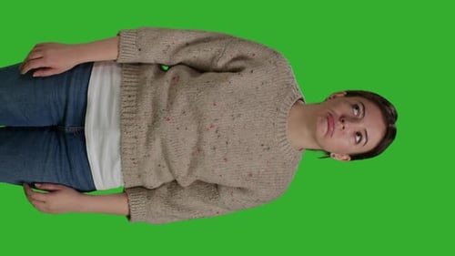 Vertikale Frontansicht des Video von Unzufriedenheit Mad Girl, das sich verärgert und unzufrieden benimmt