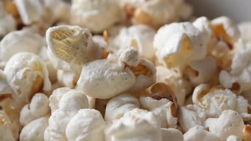 Popcorn rotatif dans un bol sur un bureau en bois
