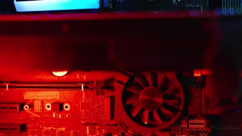 Kleiner Kühler auf der PC-Hauptplatine zur Kühlung des Chipsatzes, dieser bleibt bis zu den Komponenten stehen.
