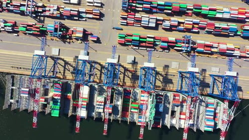 Containerschiff vom Seehafen, das für die Lieferung von Containern, den Versand und das Containerlager arbeitet. Backgr