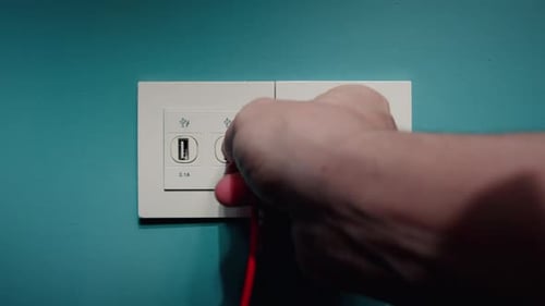 A mão de um homem estava conectando um aparelho elétrico em sua casa