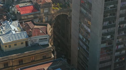 Vue aérienne au-dessus des arcades de l'historique Paseo Phillips à Santiago