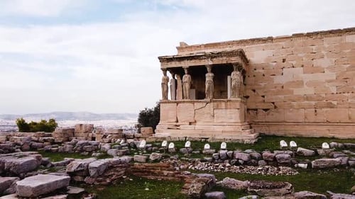 Ruines de l'ancien temple grec d'Erechthéion sur l'Acropole d'Athènes, en Grèce. Photo panoramique de milieu de gamme