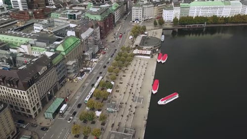 Flug durch Hamburg City, Deutschland, Kamera nach oben neigen