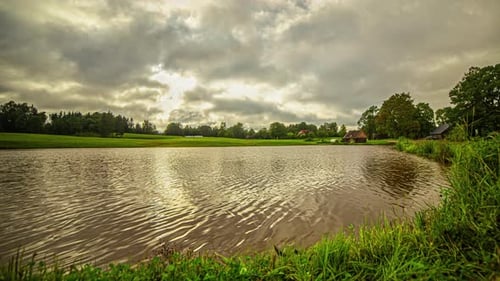 Beobachten Sie die Wolken der Natur, schweben ätherische Geister und die Sonnenstrahlen auf einen schimmernden Teich