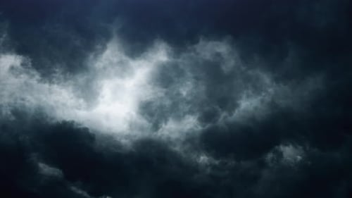 4K Dunkle und Dramatisch Gewitterwolken.
