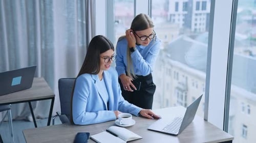 Deux collègues féminines collaborent pour obtenir les meilleurs résultats au travail.