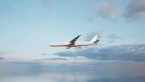 Kommerziell Passagierflugzeug fliegt hoch oben vor blauem Himmel