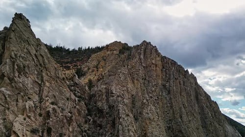 Voler le long des falaises alors que le faucon passe devant la Windy Ridge, près de Flaming Gorge