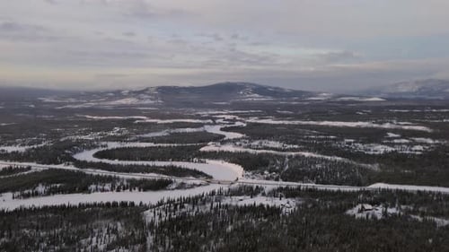 Vista aérea dramática do rio Takhini através do vale do Ibex, no Yukon coberto de neve