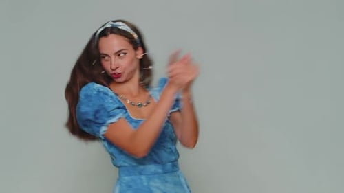 Ziemlich selbstbewusstes Mädchen, das mit Fingerpistole herumzeigt, Gesten trifft Wahl, Schießen, Töten