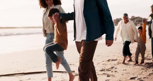 Jugar, pasear por la playa y una familia numerosa durante las vacaciones o vacaciones al aire libre