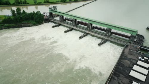 Wasserkraftdamm mit geöffneten Vollstrom-Entlastungstoren und riesigem Wasserlauf