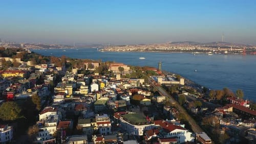 Damm von Istanbul am Bosporus